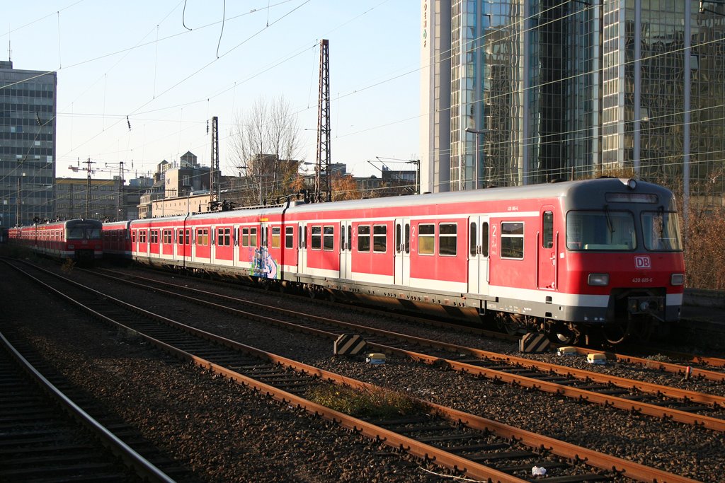 Die 420 885-6 abgestellt vor dem Essener Hbf am 18.11.07