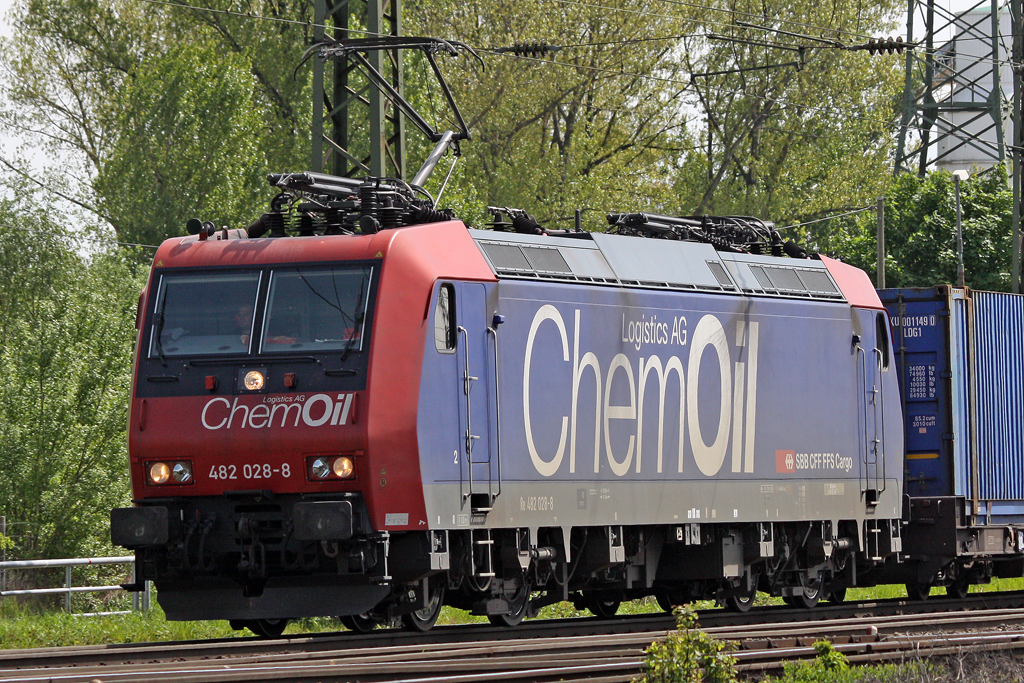 Die 482 028-8 in Gremberg am 05,05,10 