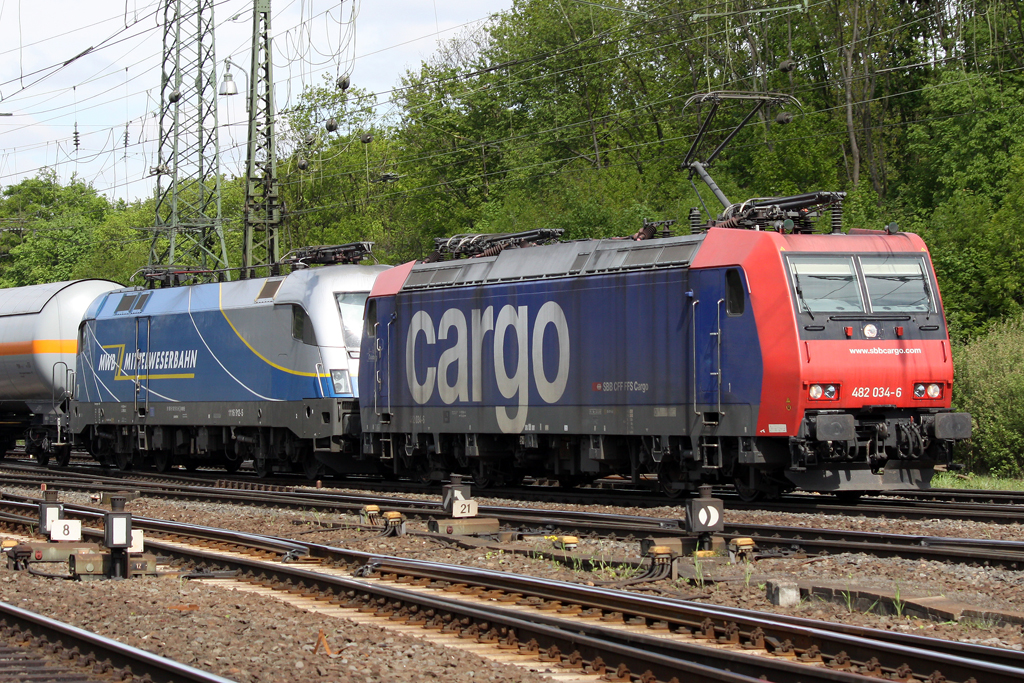 Die 482 034-6 mit 1116 912 im schlepp in Gremberg am 05,05,10 