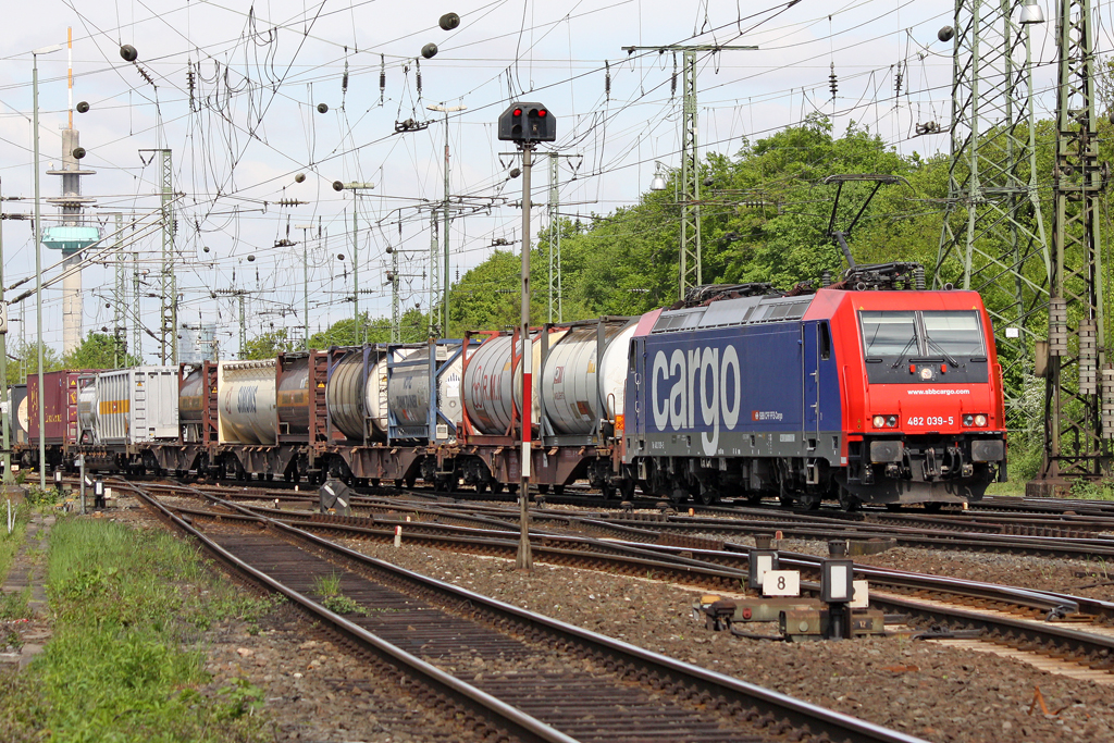Die 482 039-5 in Gremberg am 05,05,10 