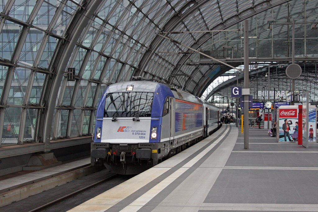 Die 5 370 004 in Berlin Hbf am 19,08,11