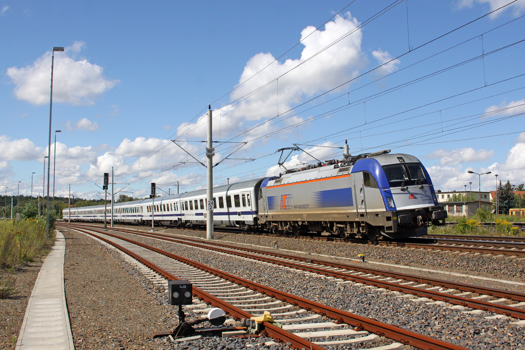 Die 5 370 006 mit dem EC 45 Berlin-Warschau in Erkner am 08,08,11