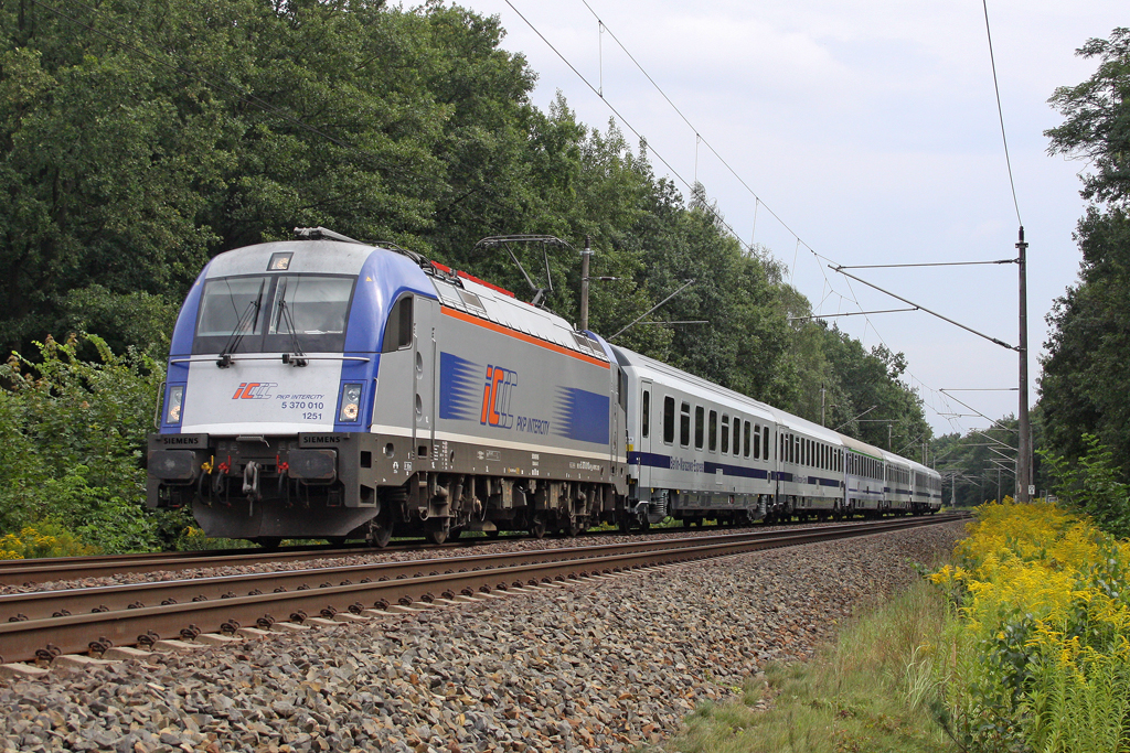 Die 5 370 010 mit dem EC 44 Warschau - Berlin in Erkner am 19,08,11