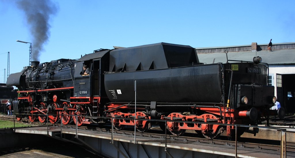 Die 52 8168-8 bei der Abfahrt von der Drehscheibe in N�rdlingen am 05.06.2010