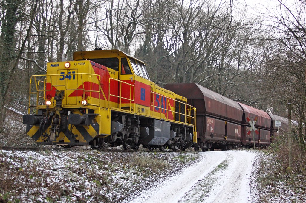 Die 541 von E&H bei der Einfahrt ins Rheinkalk Werk W�lfrath am 17,12,09