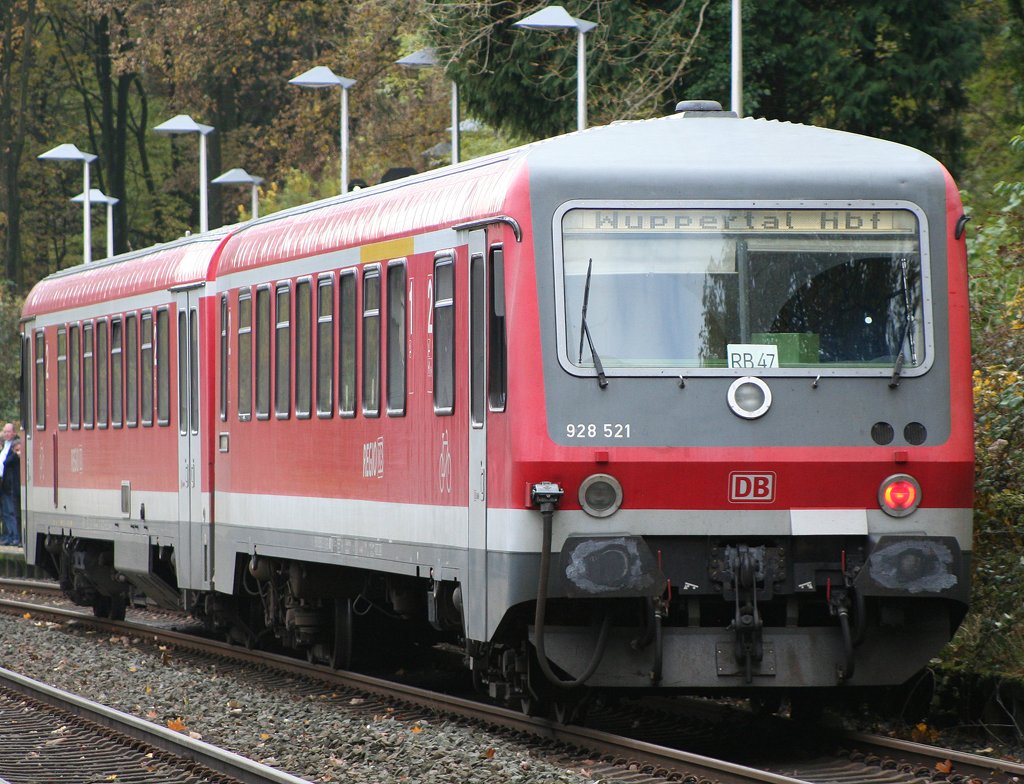 Die 928-521 hier nach der Einfahrt in Solingen Schaberg am 25.10.09 in Richtung Wuppertal 