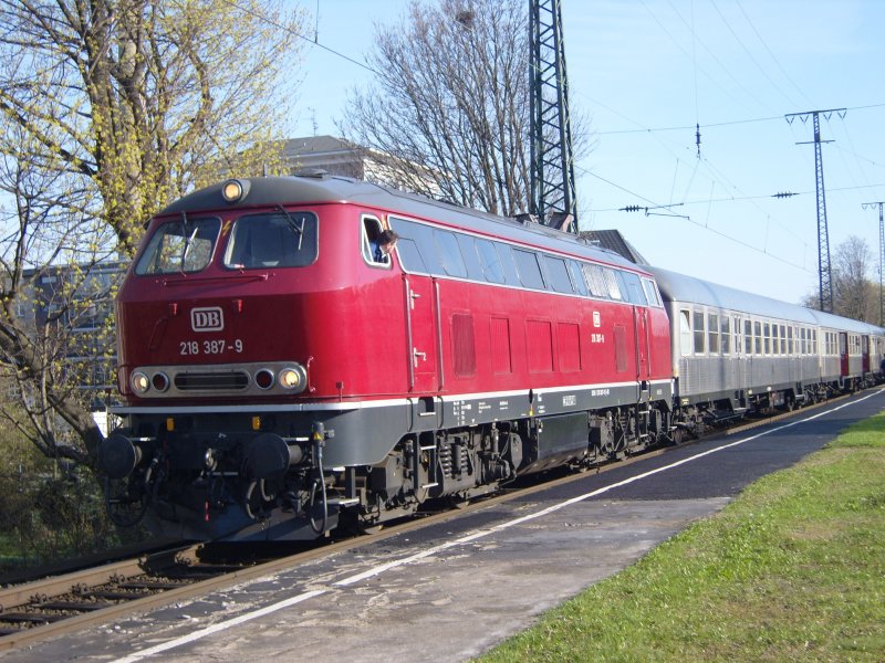 Die altrote 218 387-9 zog am 05.04.2010 einen Sonderzug nach Trier �ber Gerolstein. Hier aufgenommen in K�ln West.
