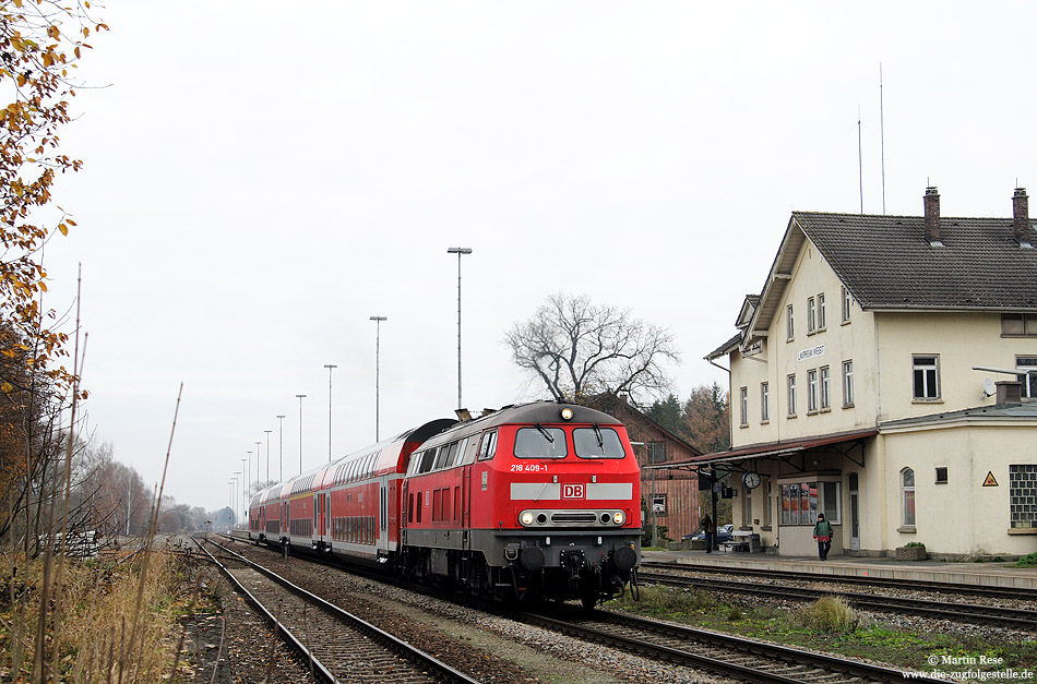Die Baureihe 218 mit Doppelstockwagen geh�rt auf der S�dbahn noch zum gewohnten Bild. Mit dem IRE4225 aus Stuttgart verl�sst die 218 409 den Bahnhof Laupheim West. 14.11.2008