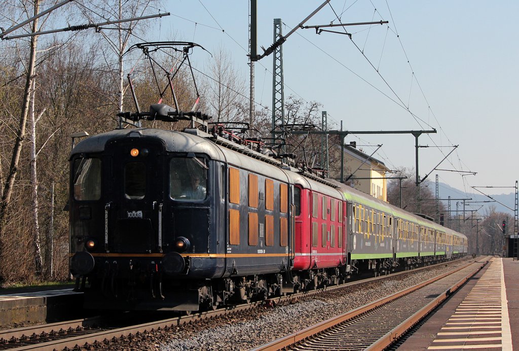 Die beiden Re 4/4 der Centralbahn am Hetzerather in Bonn Oberkassel am 25.03.2012