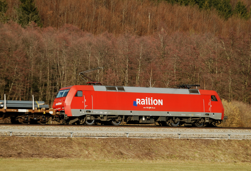 Die blaue Markierung vom Railion-Schriftzug am R! 152 098-0, aufgenommen am 09.03.11, kurz vor Jettingen.