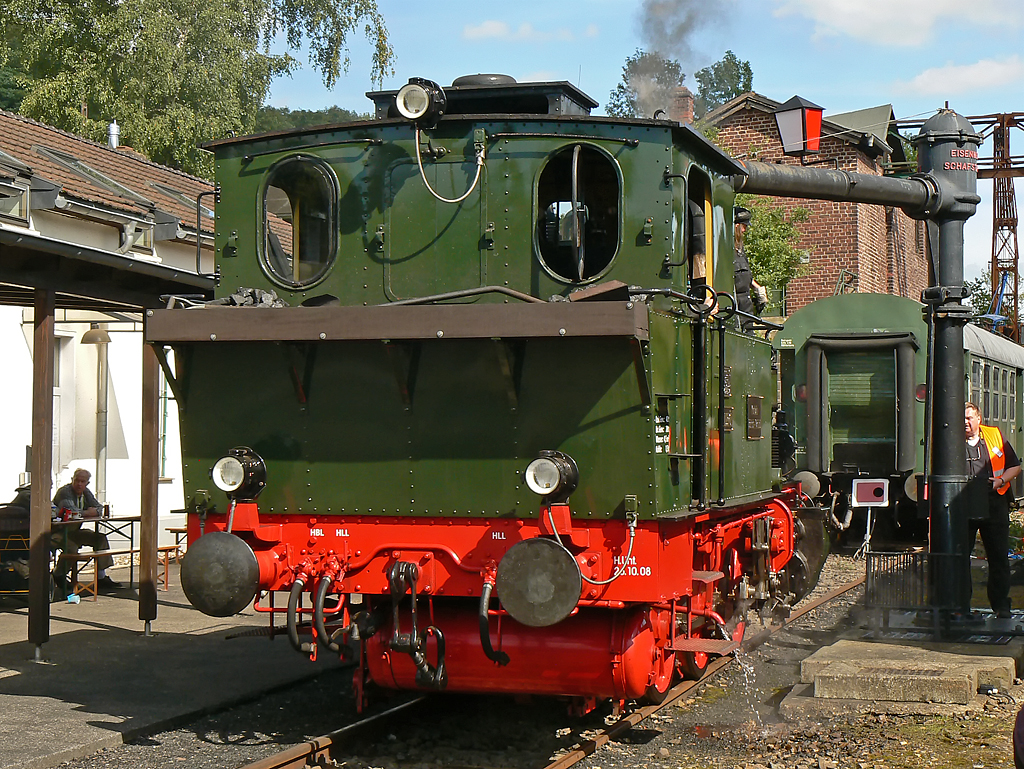 Die Dampflok  Waldbr�hl  beim Wasser fassen in Dieringhausen am 11.09.2010
