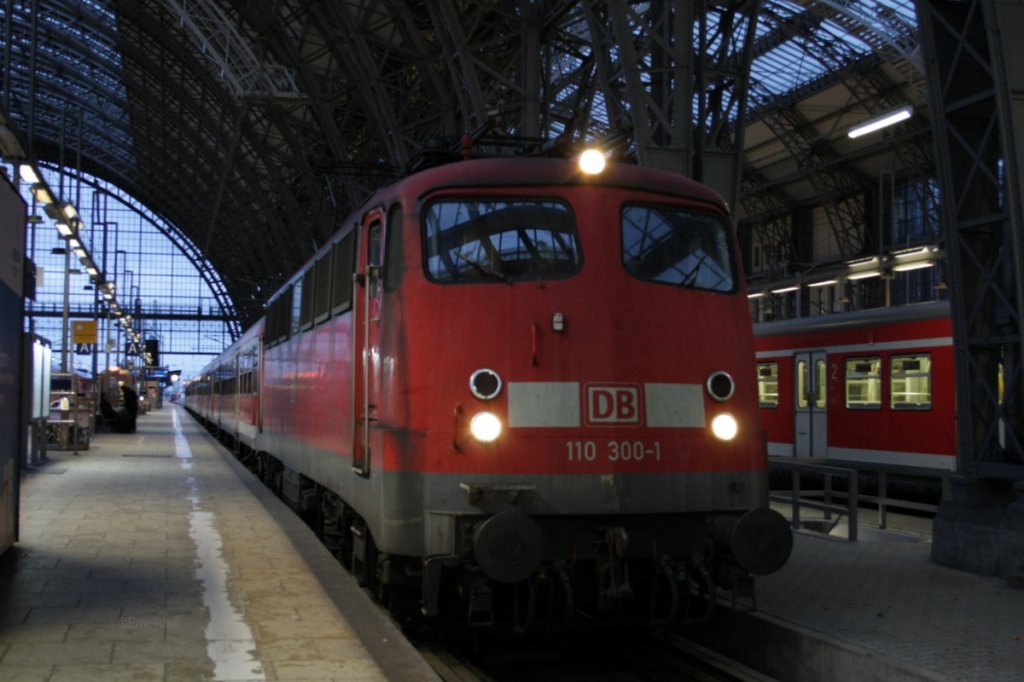 Die DB110 300-1 steht ebenfalls fr�h morgens in Frankfurt Hbf. Was kaum einer weis. Sie hatte Versuchsweise eine Umr�stung auf 200 km/h.  

patrick E.