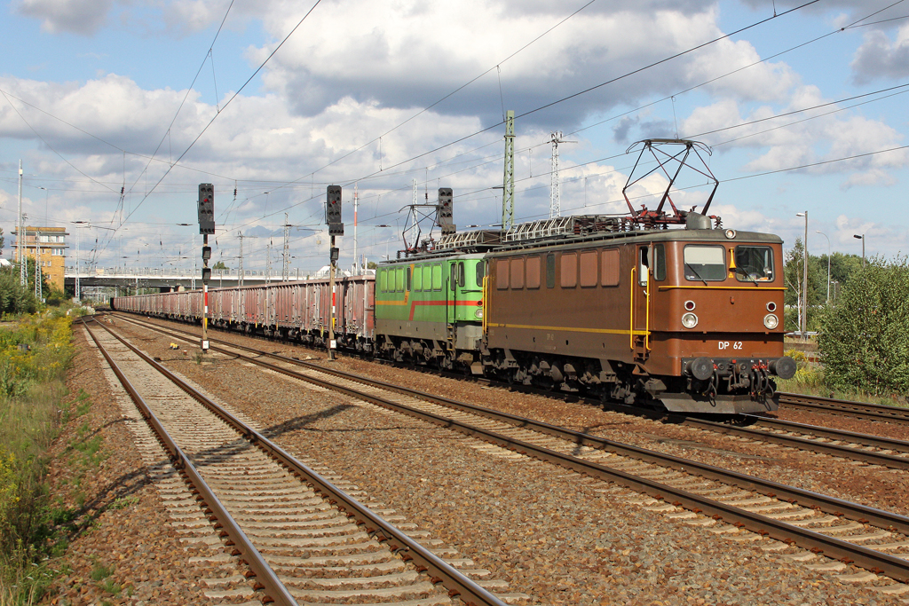 Die DP 62 ( 142 042-1 ) und DP 60 ( 142 128-8 ) in Berlin Sch�nefeld Flughafen am 19,08,11 
