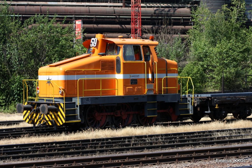 Die dreiachsige Henschellok geh�rt am 07.08.2010 dem V�lklinger Stahlwerk und rangiert hier im Rbf von V�lklingen.
