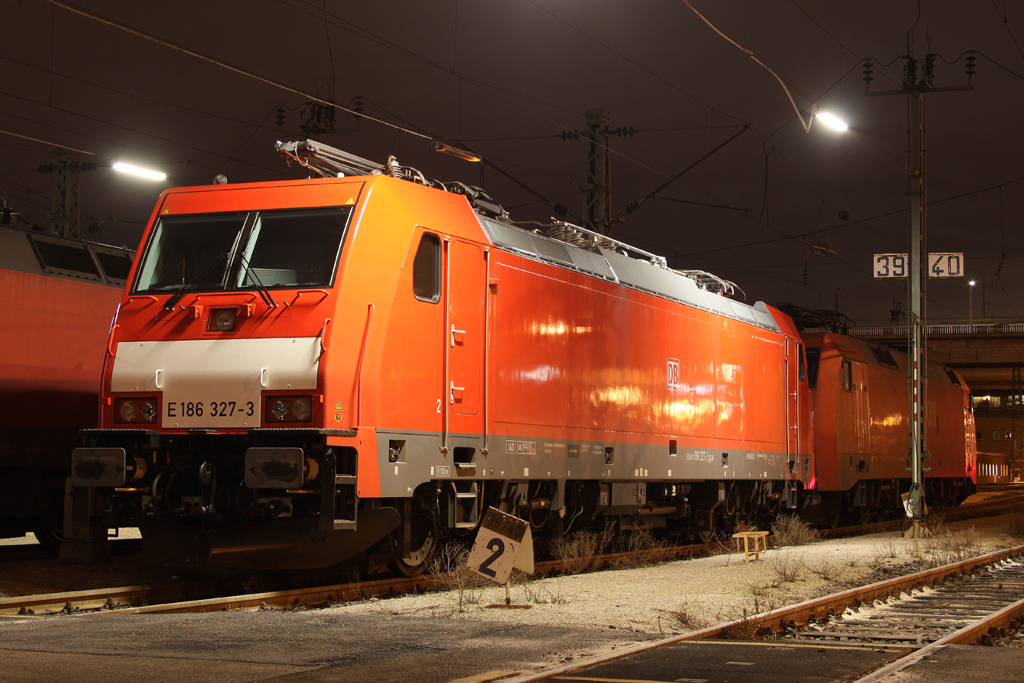 Die E 186 327-3 in Mannheim am 04,02,11