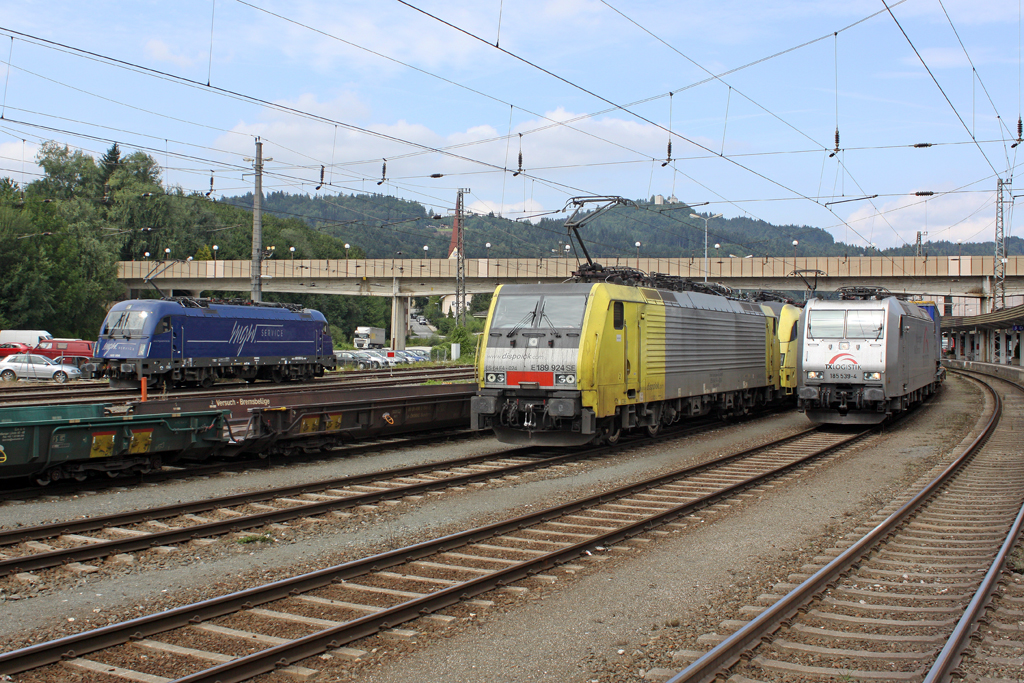 Die E 189 924 SE neben TXL 185 539-4 und MGW 183 500 in Kufstein am 31,07,11