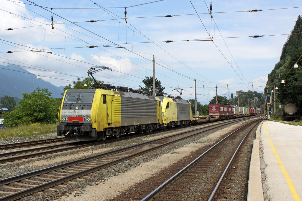 Die E 189 924 SE und ES 64 U2-011 in Brixlegg am 31,07,11