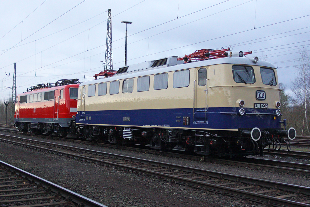 Die E10 1239 und 111 111-1 am DB Museum Koblenz-L�tzel am 04,04,10