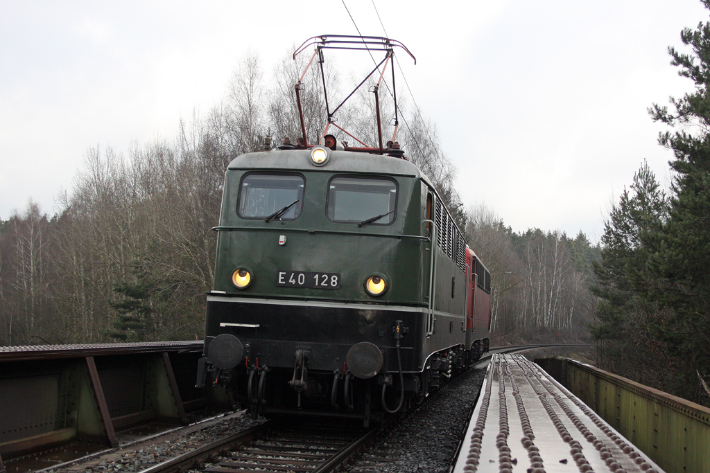 Die E40 128 und 110 223-5 bei der Einfahrt in den Gbf N�rnberg am 08,02,11