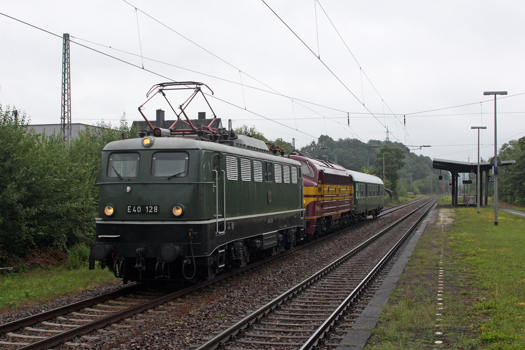 Die E40 128 mit der CFL 1604 und Wagen in Igel am 20,06,11