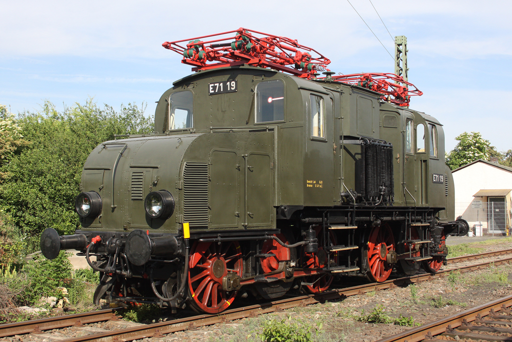 Die E71 19 frisch angekommen im DB Museum Koblenz L�tzel am 09,05,11
