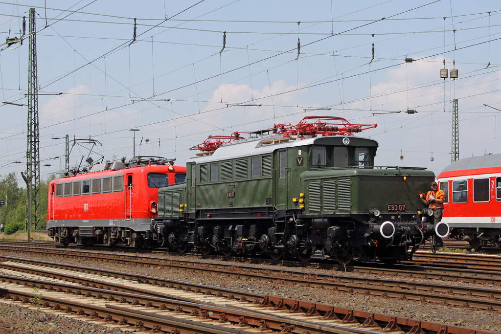 Die E93 07 wird geschoben von 115 152-1 bei der Lokparade vom DB Museum Koblenz L�tzel am 21,05,11