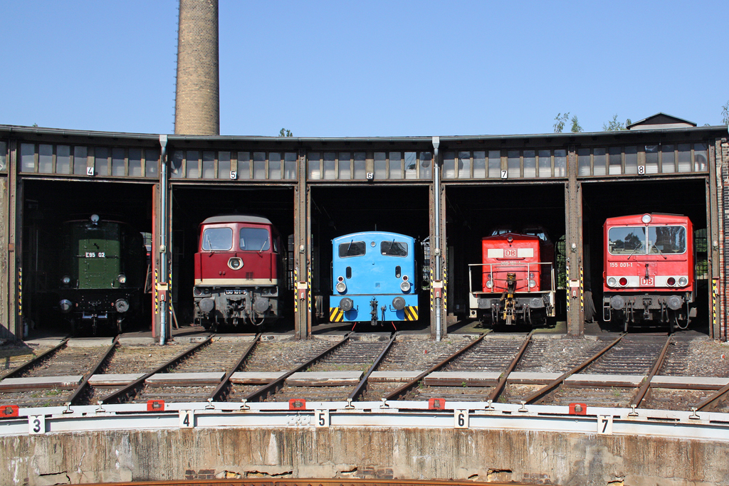 Die E95 02 , 130 101-9 , 102 001 , 298 161-1 und 155 001-1 im Lokschuppen im DB Museum Halle (Saale) am 02,07,10