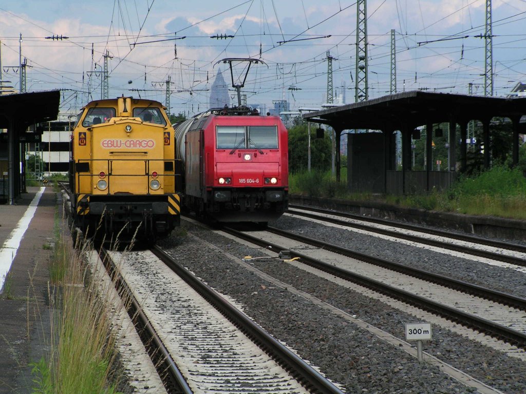 Die EBW V100 ost und die 185 604-6 treffen sich in Frankfurt am Main H�chst. Der Himmel im Hintergrund wirkt sehr spannend.


Patrick E.