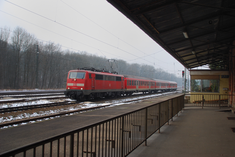 Die  Erste  der BR 111 f�hrt immer noch treu und zuverl�ssig vor ihrer RB Ulm-Donauw�rth-...! Aufgenommen am 25.02.11, bei der Durchfahrt durch Neuoffingen. 