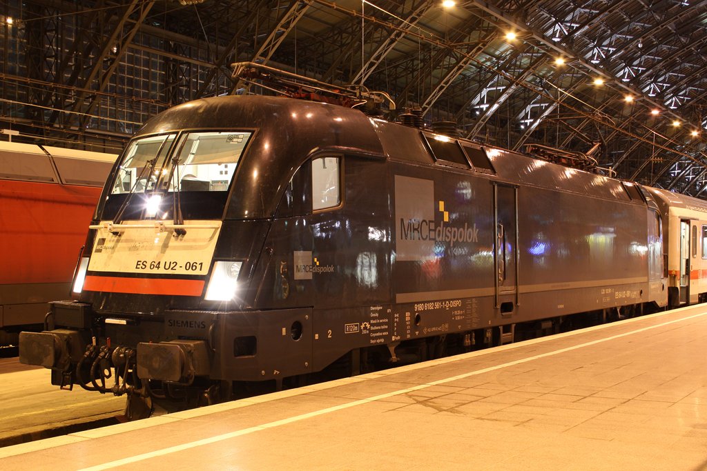 Die ES 64 U2-061 (182 561-1) mit IC 1817 in K�ln Hbf am 28,02,10