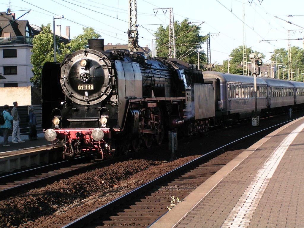 Die HEF01 118 steht Kessel vorraus in Frankfurt S�d. Die Sonne reflektiiert so sch�n am frisch gepuzten Kessel.

Patrick E.