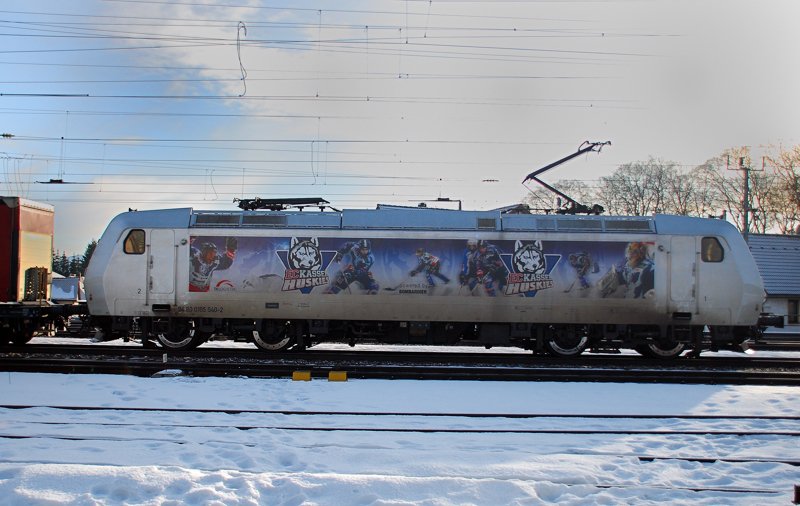 Die Kassel Huskies, 185 540-2, aufgenommen am 21.02.10, bei der Durchfahrt durch Treuchtlingen.