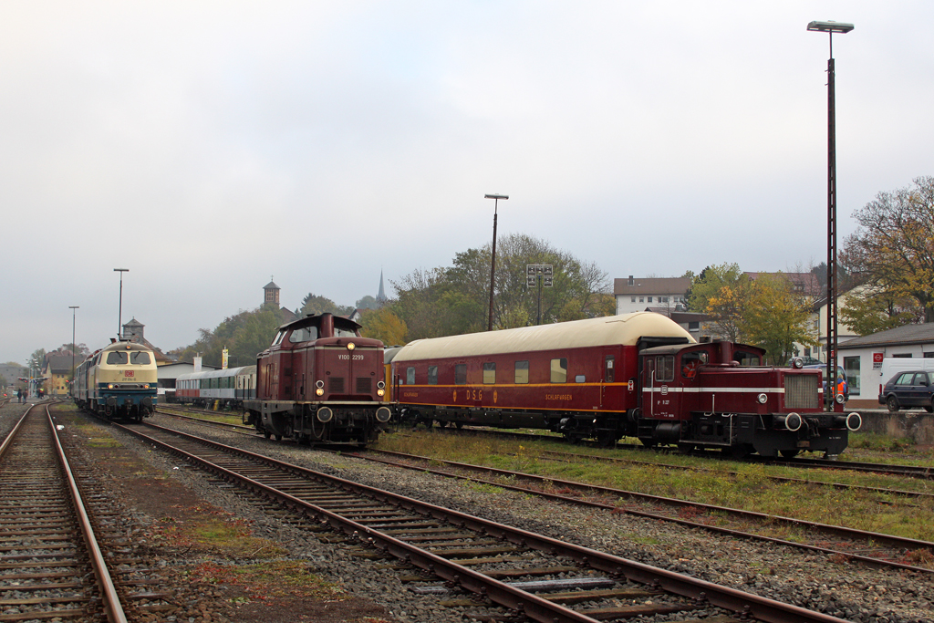 Die K�f 11 227 neben V100 2299 und 217 014-0 in Frankenberg (Eder) am 23,10,10