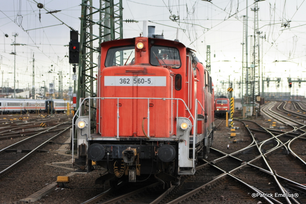 Die leichte 362 unterst�zt Ihre schweren Schwestern 363 beim Rangieren im Frankfurter BW und Hbf.