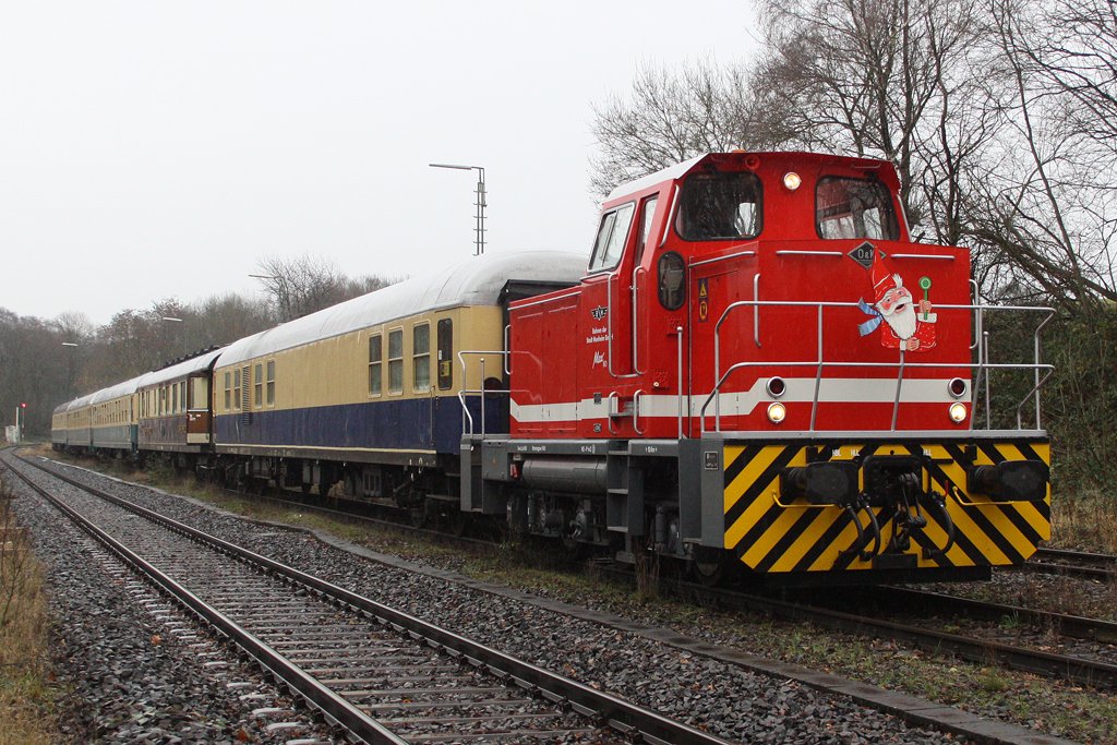 Die Lok 80  Max  der Bahnen der Stadt Monheim steht Abfahrbereit mit dem Nikolaus Sonderzug in W�lfrath Flandersbach , am 06,12,09
