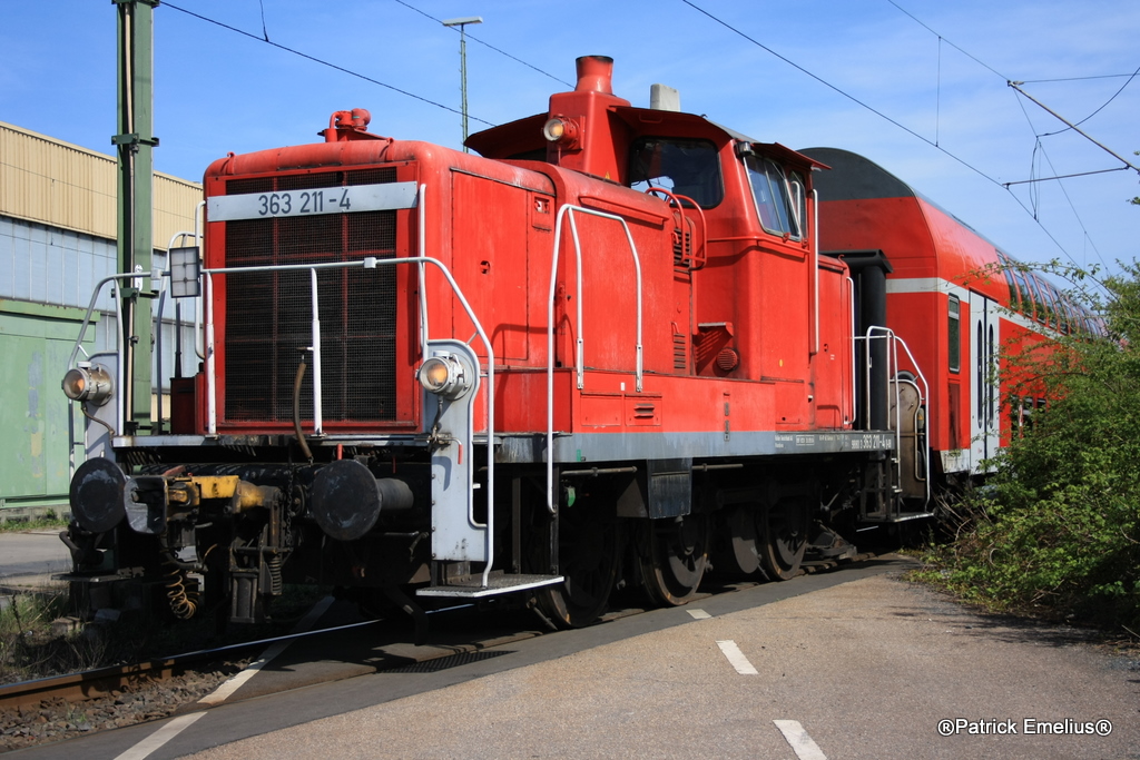 Die von mir mit am meisten Aufgenomene V60 west. Es handelt sich um die 363 211-4. Hier am 23.04.2010 bei den Griesheim Schrebberg�rten und einer �ffentlichen Stra�e.