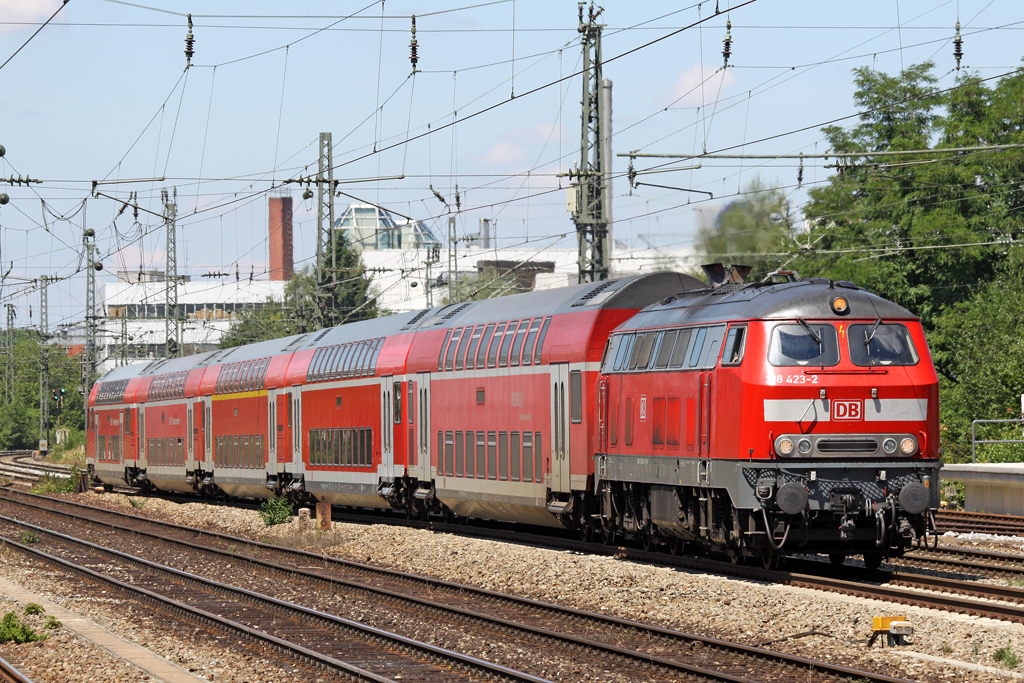 Die mit LED Lampen ausger�stete 218 423-2 nach M�hldorf in M�nchen Heimeranplatz am 31,07,10 