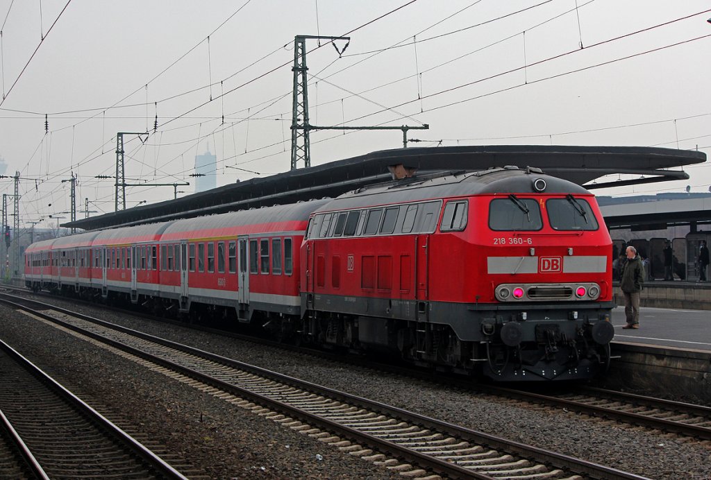 Die M�hldorfer 218 360-6 schiebend am RB24 nach Euskirchen in K�ln Messe/Deutz am 04.04.2012