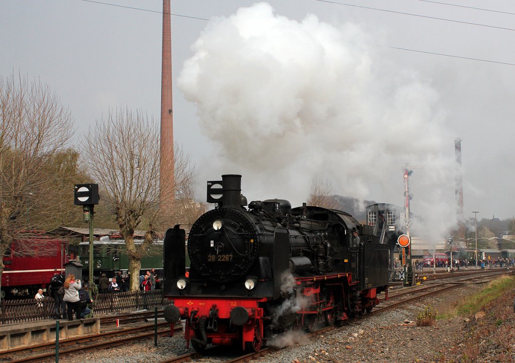 Die museumseigene 38 2267 bei einer ihrer zahlreichen F�hrerstandsmitfahrten in Bochum Dahlhausen am 14.04.2012