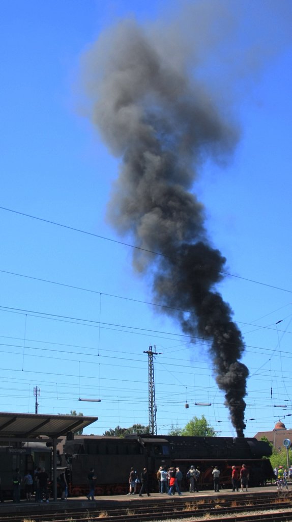 Die �GEG 01 533 machte als Kohleloks m�chtig Ru� kurz vor Abfahrt am 5.06.2010 aus dem Bahnhof N�rdlingen.