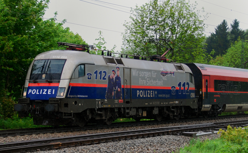 Die Polizei im Railjet Dienst. 1116 250-2, aufgenommen am 11.05.13, in A�ling.