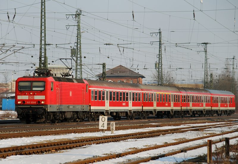Die RB Ansbach-Treuchtlingen, aufgenommen am 09.03.10, bei der Einfahrt in den Bahnhof Treuchtlingen. Lok: 143 123-8.