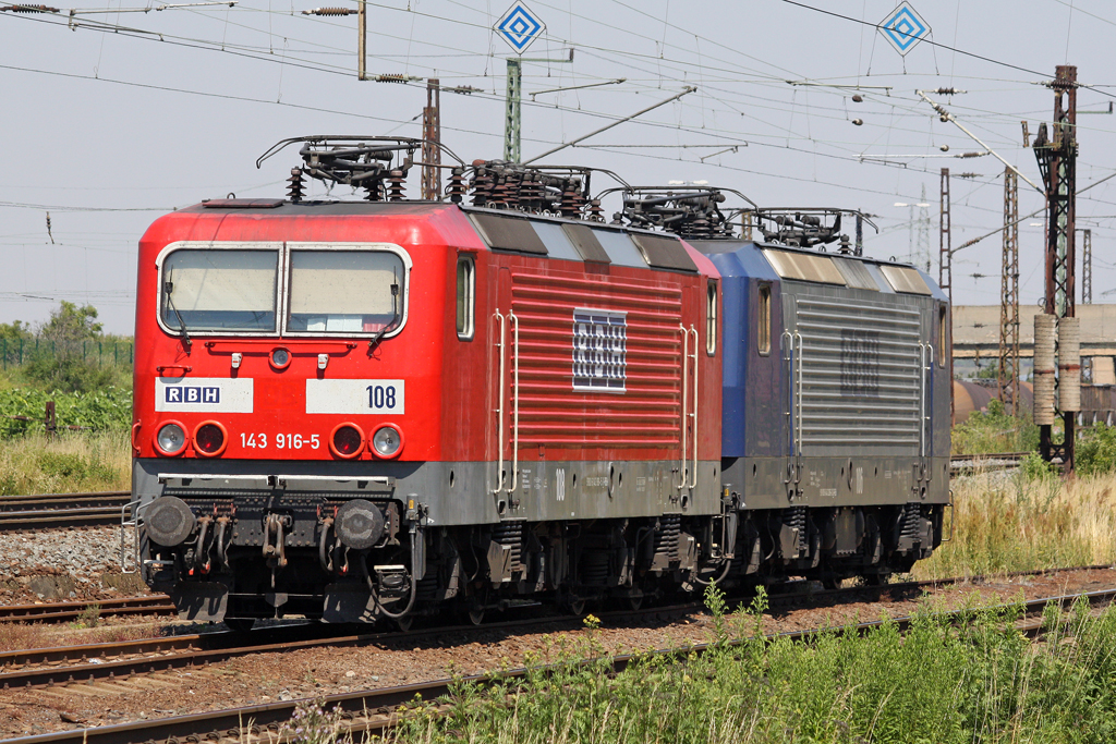 Die RBH 108 und 106 (143 916-5 u. 143 296-3) in Gro�korbetha am 09,07,10