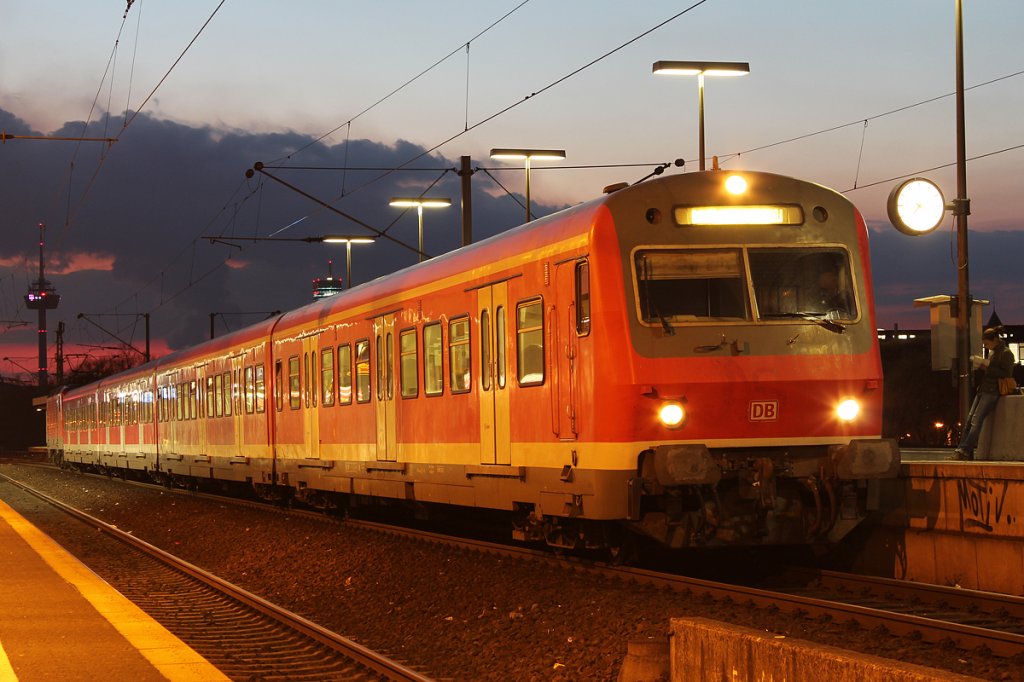 Die S6 mit Steuerwagen vorraus in K�ln Messe/Deutz am 19.03.2012