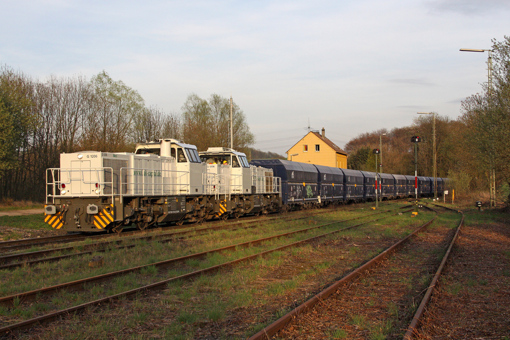 Die von TXL angemiehtete 92 87 0061 753 - 5 F-COLRA - Vossloh 5001687 -  Beci  und 92 87 0061 754 - 3 F-COLRA - Vossloh 5001689 -  Tilly  in W�lfrath Flandersbach am 06,04,11