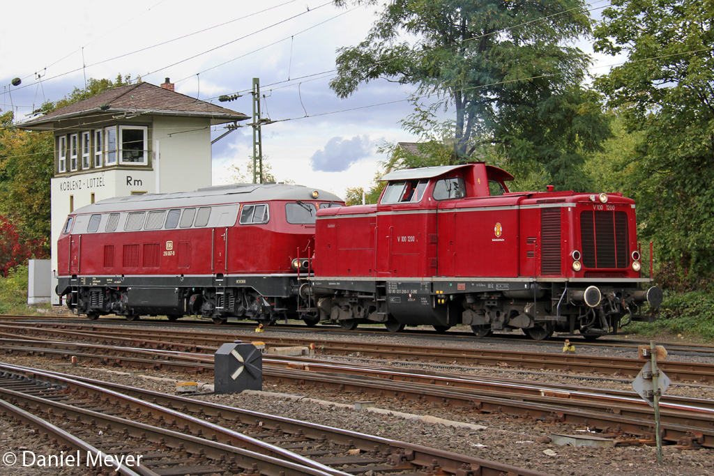 Die V100 1200 ( 211 200-1 ) und 216 067-9 bei der Lokparade im DB Museum Koblenz L�tzel am 29,09,12