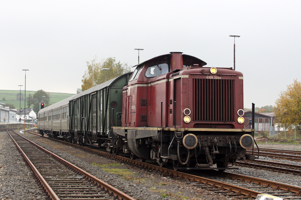Die V100 2299 in Frankenberg (Eder) am 23,10,10