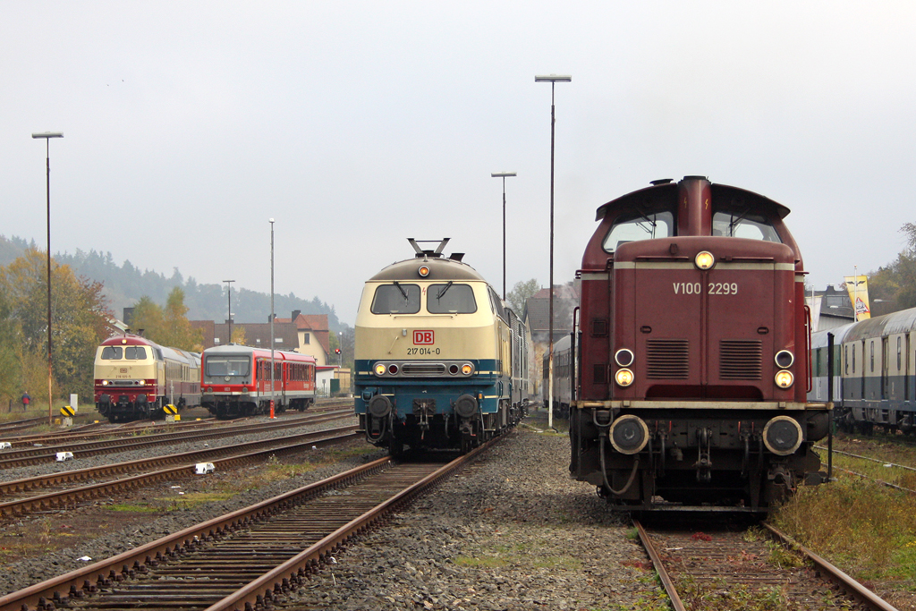 Die V100 2299 neben 217 014-0, 628 250 und 218 105-5 in Frankenberg (Eder) am 23,10,10