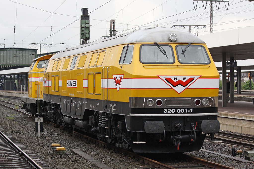 Die Wiebe 320 001-1 und 211 015-3 in Duisburg Hbf am 07,05,10