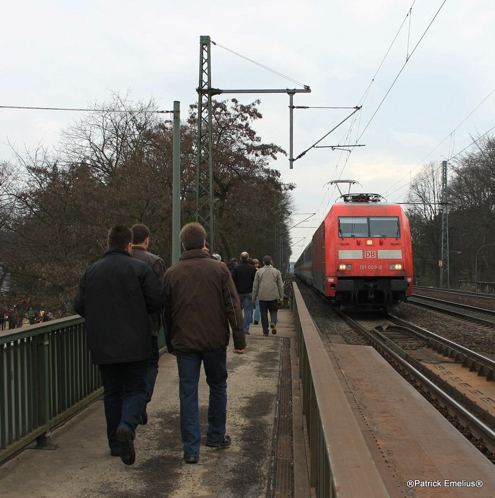 Diese 101er kam auch an mir vorbei und man kann hier gut sehen wie eng es auf der Br�cke zu geht. H�tte man den Arm ausgestreckt dann h�tte man die Puffer ber�hrt.

